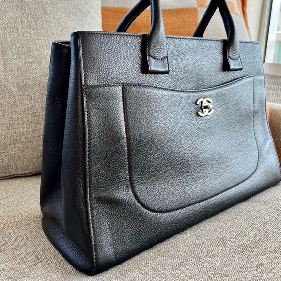 Chanel NEO EXECUTIVE LARGE TOTE Silver Hardware, caviar leather - Picture 3 of 14